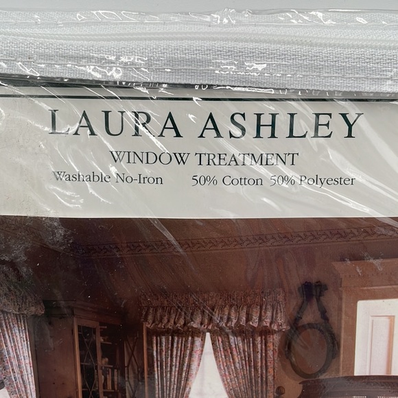 - Vintage Laura Ashley Blouson Valance and Sheer Rodpocket Panel Floral Set - Picture 4 of 8